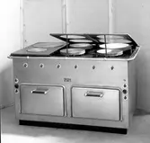 Skoglund & Olson AB
företaget startades 1874 av Erik Gustaf Skoglund och Axel Olson. Känd för bland annat järnspisar och leksaker.
Företaget hade en bred verksamhet; där fanns gjuteri, mekanisk verkstad, plåtslageri och förnicklingsverk.


