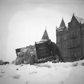 Vintern 1953. Herr Svensson från Smedjegatan 16 a tippar snö i Gavleån. Februari 1953
