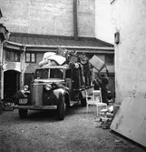 Flyttlass. Lastbilen en Chevrolet från 1939.