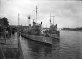 Militärbesök i inre hamnen av två torpedkryssare.