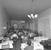 Hotell Baltic byggdes 1926 och invigdes 1927. Hade 40 gästrum, restaurang och en festvåning där landstinget i många år höll sina sammmanträden. I hörnet mot Drottninggatan fanns bakfickan Briggen. För gästerna fanns garage och en egen bensinstation.
Matsal, den 11 juli 1957


