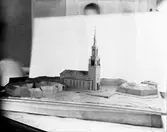 Staffans kyrka
på Stenebergshöjden, Brynäs.
Ritades av Knut Nordenskjöld och invigdes 1932.
En treskeppig kyrka vars torn, placerat vid nordvästra hörnet, kröns av en av Sveriges största torntuppar. I sydvästra hörnet ett vapenhus, huvudingången åt väster.