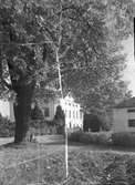Tolvfors bruk
Johan Eskilsson, fick 1644 privilegier att anlägga en masugn vid Tolffors.
Herrgården ombyggdes 1799-1801 till två våningar och vindsvåning. På 1890-talet lades järnbruket ner och drev i stället jord- och skogsbruk.
November 1951