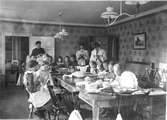 Gävle Arbetsstuga för barn inrättades 1902 av Gefle Fruntimmersförening. Reproduktion av Carl Larsson
