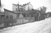 Tullbomsgatan. Den 31 mars 1954. Det höga huset ligger vid Södra Kungsgatan och där fanns ett ölcafé.