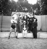 Furuviksparken invigdes 1936. Cirkus. Kapitän Smith
Die Lebende Panzerplatte. Furuviks Folkdanslaget Ungdomslag och Barnkabarén blev Furuviksbarnen.
