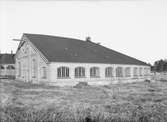 Säfwenbergs Boll- och klubbfabrik i mars 1938, vid Uppsala-Gävle Järnvägs f.d. lokstall som idag tillhör Järnvägsmuseets område på Rälsgatan 1 i Gävle.
Sven 