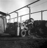 Grävmaskin som tippar kol i pannorna vid Gasverket. 1947. Reportage för Arbetarbladet.