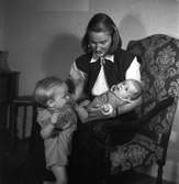 Fru Söderhjelm och barnen på Tolvfors. 14 december 1947.