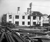 Rivning av gård på Brynäs för nya punkthus. 1947. Reportage för Norrlands-Posten.