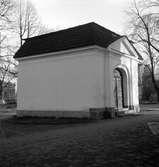 Brändströmska gravkapellet uppfört mellan 1774 - 1789 och är placerad vid Gävle Heliga Trefaldighet kyrka. Foto år 1947.