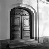 Brändströmska gravkapellet uppfört mellan 1774 - 1789 och är placerad vid Gävle Heliga Trefaldighet kyrka. Foto år 1947.