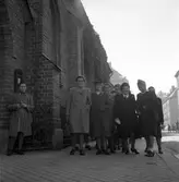 Kvinnor från Polen på besök i Katolska Kyrkan. September 1945.