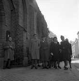 Kvinnor från Polen på besök i Katolska Kyrkan. September 1945.