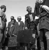 Barnen kommer hem från kolonin i Rörberg. Augusti 1945.