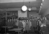 Konsum Alfa butiksföreståndare på studiebesök hos Arbetarbladets tryckeri, september 1945,
