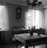 Bostadskongress. 9 augusti 1945. Ericssonska stiftelsen byggdes på 1920-och 1930-talet mellan Floragatan och Banérgatan som bostäder för äldre utan egna medel. Joh. och Elisabeth Ericssons donationsfond grundades genom testamente av grosshandlaren Emil Ericsson till minne av hans föräldrar. 24 lägenheter i fyra envånings-hus av trä invigdes, april 1928. Huvudbyggnaden i två våningar och två envåningshus av sten invigdes 1934 och anläggningen, ritad av Gunnar Wetterling. Samman-lagt 68 lägenheter med ett rum och kök, en samlingsal och vaktmästarbostad. Stiftelsens byggnader övergick 1981 i Gavlegårdarnas ägo. De har på senare tid använts som studentbostäder efter ombyggnad och restaurering. Envåningslängorna har byggts om till större hyres-lägenheter.