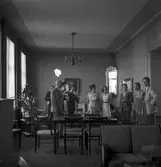 Bostadskongress. 9 augusti 1945. Ericssonska stiftelsen byggdes på 1920-och 1930-talet mellan Floragatan och Banérgatan som bostäder för äldre utan egna medel. Joh. och Elisabeth Ericssons donationsfond grundades genom testamente av grosshandlaren Emil Ericsson till minne av hans föräldrar. 24 lägenheter i fyra envånings-hus av trä invigdes, april 1928. Huvudbyggnaden i två våningar och två envåningshus av sten invigdes 1934 och anläggningen, ritad av Gunnar Wetterling. Samman-lagt 68 lägenheter med ett rum och kök, en samlingsal och vaktmästarbostad. Stiftelsens byggnader övergick 1981 i Gavlegårdarnas ägo. De har på senare tid använts som studentbostäder efter ombyggnad och restaurering. Envåningslängorna har byggts om till större hyres-lägenheter.