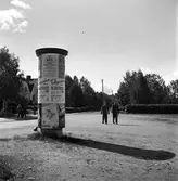 Svenska Pressbyråns annonspelare framför Konsumbutiken vid Engelbrektsplan. September 1945.