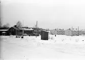 HSB. 1945. HSB en kooperativ bostadsrörelse i Sverige, landets största bostadskooperation för bosparande, planering, finansiering, byggande och förvaltning. Stod tidigare för Hyresgästernas sparkasse-och byggnads-förening, numera används enbart förkortningen. Den första föreningen bildades den 6 juli 1923 i bostads-nödens Stockholm. HSB-föreningarna är sammanslutna till HSB Riksförbund, bildat 1924 på initiativ av arkitekten Sven Wallander. HSB var banbrytande inom en lång rad områden. Bl.a de första daghemmen och de första sopnedkasten. HSB var banbrytande i utvecklingen av boendet. Redan på 1920-talet byggde HSB bostäder med badrum i varje lägenhet och gemensamma tvättstugor med moderna maskiner. För att rationalisera och minska byggkostnaderna infördes en särskild HSB-standard som fick stå modell för svensk standardisering av byggandet. Under efterkrigstiden utvecklade HSB en rad egna industriverksamheter som t. ex ett stenbrott för brytning av marmor i Kolmården och flera snickerifabriker. Dessa verksamheter avvecklades under 1980-talet. Fram till slutet av 1970-talet bedrev HSB småhusproduktion genom Borohus AB och man hade ett eget byggföretag, HSB Bygg AB, som avvecklades i slutet av 1990-talet samt ett vårdföretag Grannskapsservice AB som även det avvecklades i slutet av 1990-talet. HSB Bank som avlöste den gamla sparkassan bildades 1997 och såldes 2002. Bosparandet i HSB förvaltas numera av Swedbank.

