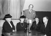 Radiostation tre damer och två herrar. 1945.