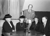 Radiostation tre damer och två herrar. 1945.