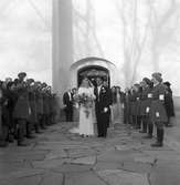 Ingenjör Eric Eriksson. Brudparet gifter sig i Heliga Trefaldighetskyrkan, Gävle. Juni 1945.