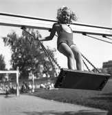 Stenebergsparken på Brynäs, lekande barn. 17 juli 1945.