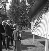 SEEFAB Sandviken 1895-1945 firar 50-års jubileum med middag. Juni 1945. SEE Fabriks Aktiebolag tillverkar olika slags stålrör. SEEFAB upptog bågtillverkning och fortsatte med stålrörspilar. Jämsides med dessa sportartiklar framställer fabriken hoppstavar, hoppribbor, spjut, flugspön, golfklubbor och hästpoloklubbor alla av välkänd kvalitet och väl lämpade för export. År 1945 har SEEFAB cirka 700 anställda.
