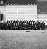 SEEFAB Sandviken 1895-1945 firar 50-års jubileum med middag. Juni 1945. SEE Fabriks Aktiebolag tillverkar olika slags stålrör. SEEFAB upptog bågtillverkning och fortsatte med stålrörspilar. Jämsides med dessa sportartiklar framställer fabriken hoppstavar, hoppribbor, spjut, flugspön, golfklubbor och hästpoloklubbor alla av välkänd kvalitet och väl lämpade för export. År 1945 har SEEFAB cirka 700 anställda.