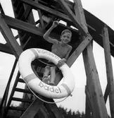 Konsumbadet. Juni 1945. 1940 köpte Konsum Alfa sommarhemmet Miramare på Norrlandet, och det kom  att heta Konsumbadet. Där hölls simskola och till hållplats 24 gick bussar för badsugna Gävlebor. Badet kallas numera Brädviken eftersom vindsurfare håller till där.
