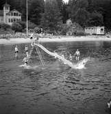 Konsumbadet. Juni 1945. 1940 köpte Konsum Alfa sommarhemmet Miramare på Norrlandet, och det kom  att heta Konsumbadet. Där hölls simskola och till hållplats 24 gick bussar för badsugna Gävlebor. Badet kallas numera Brädviken eftersom vindsurfare håller till där.
