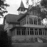 På Norrlandet etablerades pensionat och det första var Böna Hotell år 1897. Som byggdes samtidigt med havsbadet strax ovanför Böna brygga och arrenderades ut. Hotellet lades ner på 1930-talet, revs liksom badhuset 1945. Reportage för Norrlands-Posten.
