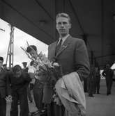 Europamästarna Läesker och Eriksson tas emot på Centralstation. 1946. Reportage för Arbetarbladet.
