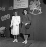 Barnmannekänger visar kläder i samband med Köpmannaförbundets kongress. 1946.