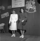 Barnmannekänger visar kläder i samband med Köpmannaförbundets kongress. 1946.