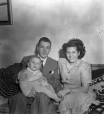 Hemma hos Direktör Olof Hjelmström, Byggmästargatan 17 C, Gävle. Gäster från Rio de Janerio. 14 augusti 1946.