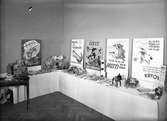 Varumässa i stadshuset. 5 februari 1945. Reklam för Karlsons klister, Maletta malmedel, Myrr, Motti råttgift och Vätol impregneringsmedel.