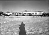 Forslunds Motor ABs verkstad i kv Bilan 2, Södra Kungsgatan 60, Gävle. Foto taget från väster 1945.