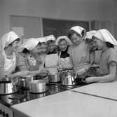 Vasaskolan. Bildsidan.
15 april 1954.