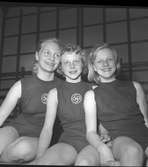 Gymnastik junior DM. Flickorna är medlem i Gefle Gymnastikförening. Fröken Törnwall.
29 mars 1953