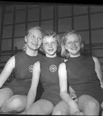 Gymnastik junior DM. Flickorna är medlem i Gefle Gymnastikförening. Fröken Törnwall.
29 mars 1953