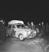 Gösta Eriksson Bil AB. Ekvatorn - Polcirkeln. Passerar Gävle i Austinbil A40. 27 mars 1953