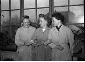Tobaksmonopolet. Lönsparevinnare tre unga kvinnor.     6 maj 1953.