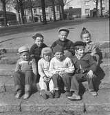 Rörbergsbarn i Stenebergsparken. 8 maj 1953.
