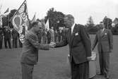 Riksidrottsförbundets medaljutdelning på Strömvallen.     7 juni 1953.
