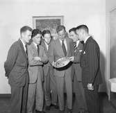 Bandy och ishockeymöte på Folkets Hus. Den 26 september 1953. Ishockeykillar från Gävle, Karl-Gunnar 