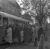 Hemslöjdskonferens. 26 september 1953. Deltagarna vid bussen.