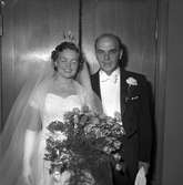Brudpar tagna vid Filadelfiakyrkan. 19 oktober 1953.
Brudpar E. Fridolfsson, Öregrundsvägen 6, Stockholm