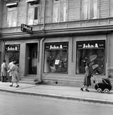 John A. Sundqvist, Drottninggatan 26. Klädaffär med skyltfönster. 1953.
